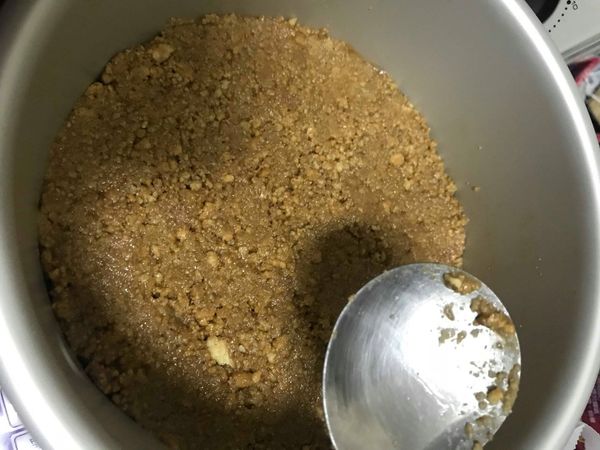 與無鹽奶油混勻後放入模內緊緊的壓住壓好，放入冷藏至少一小時。