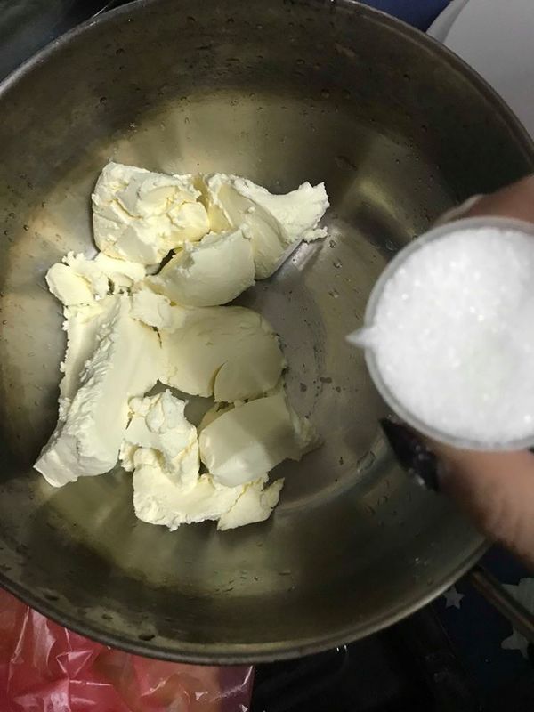 把奶油起司200g和砂糖50g隔水加熱拌勻。