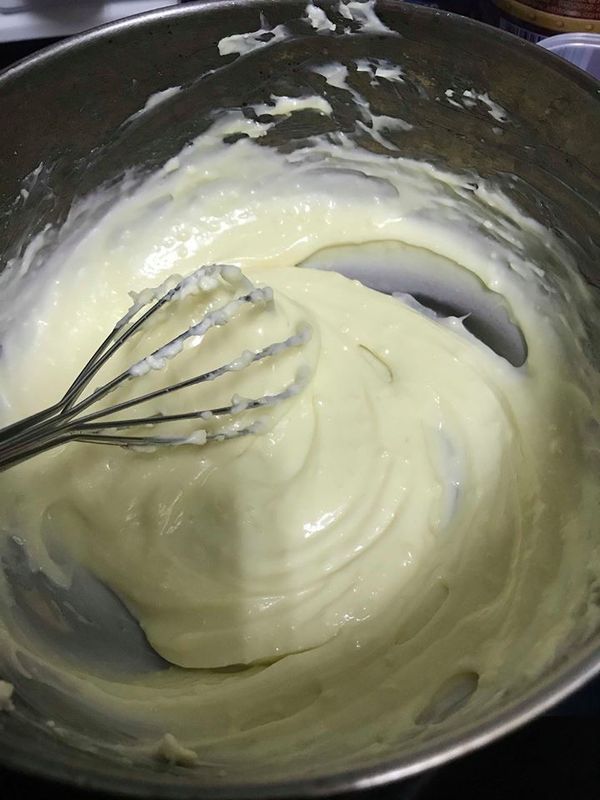 把吉利丁粉6g倒入12g冷水等吸收完成
再倒入奶油起司內拌勻到完全溶化！