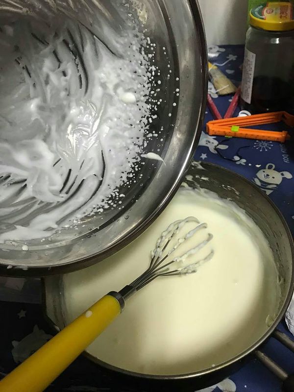 拿出鮮奶油70g打發，把鮮奶油加進奶油起司裡。