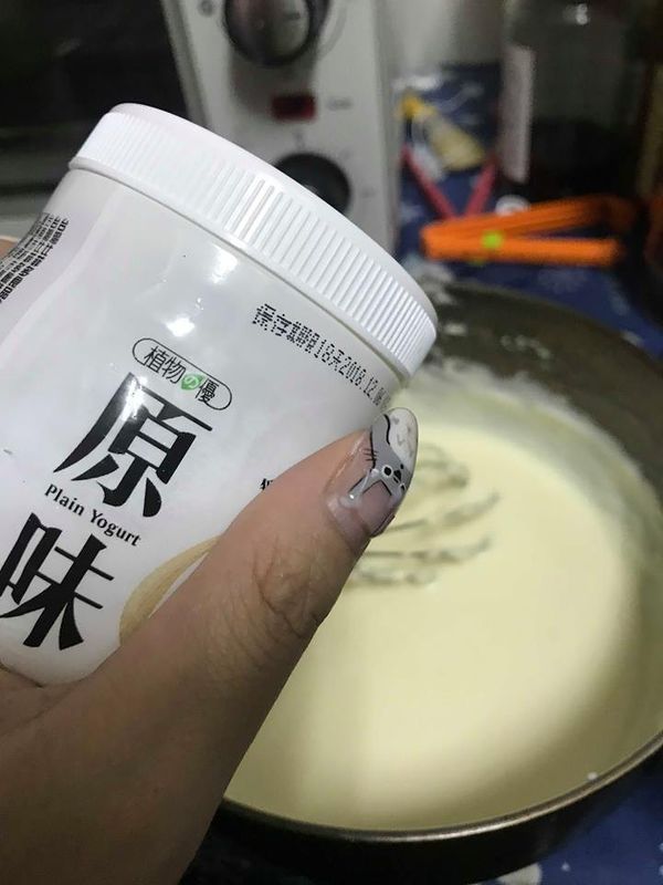 依序放入原味優格100g。