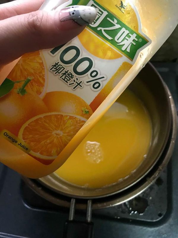 拿出柳橙汁300cc再加入砂糖50g隔水加熱。
