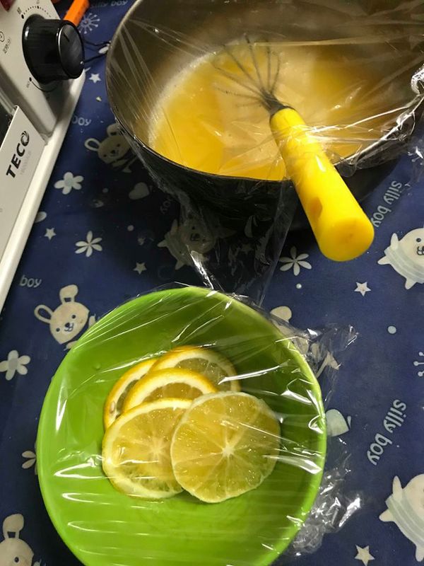 柳橙汁部分完成，可先把柳丁裝飾切片。