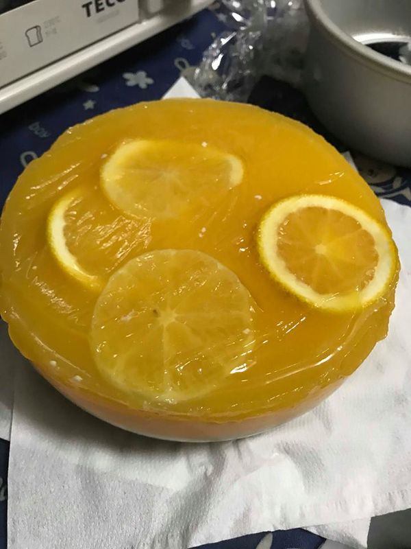 噹啷～～過幾小時後，好吃的柳橙乳酪蛋糕就完成了，記得脫模前要先用熱毛巾擦拭周圍才好脫模唷～我照片就是沒好好脫模就不太好看啦～把你們做的美麗的蛋糕拍上來給我看吧！