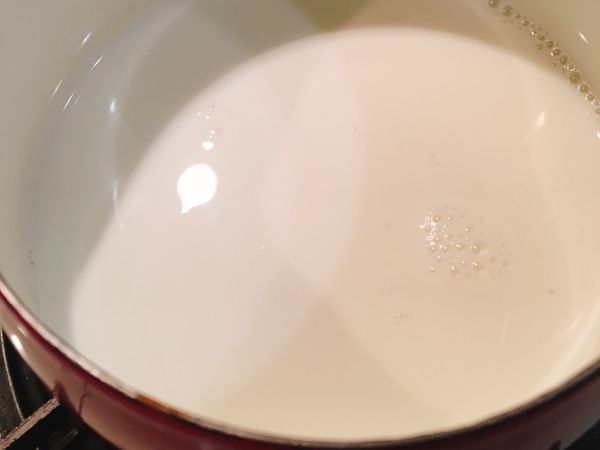 先將牛奶加熱