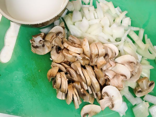 將蘑菇、洋蔥、培根片切好和一小匙的中筋麵粉冷水先備好