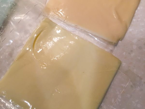 以上的材料都放下去後，最後再將兩片起司片放入攪拌至融化