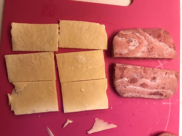 起司切3等份或是6等份，火腿片切對半