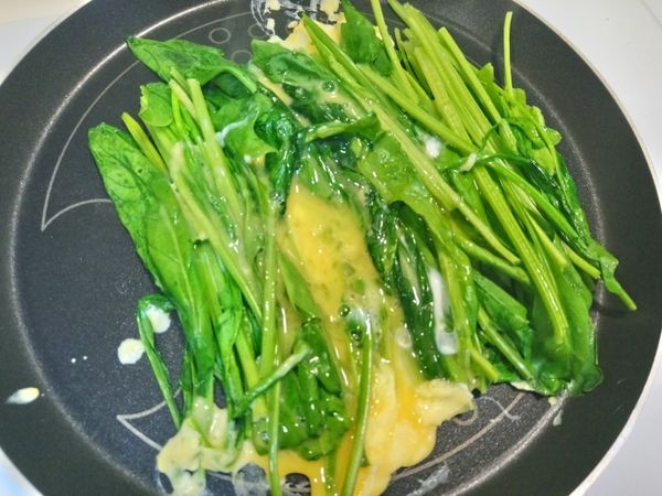 雞蛋+鹽巴+玉米粉攪拌均勻，倒入菠菜上面