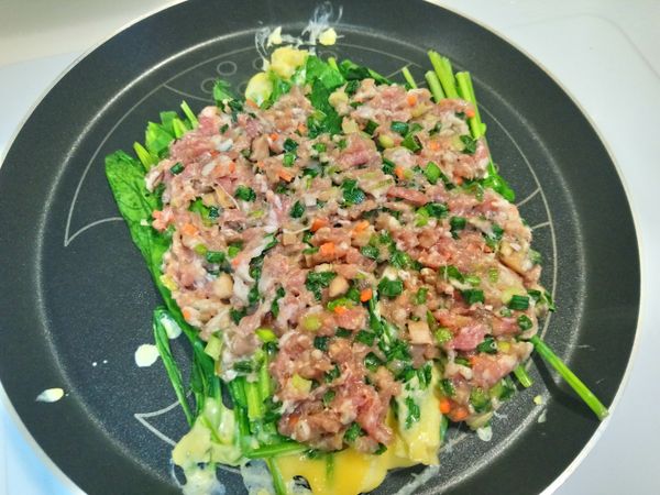 將先前做好的肉餡放上鋪平