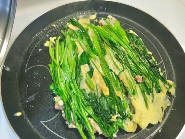 下層的雞蛋定性後翻面，加20cc的過濾水於鍋邊，蓋上鍋蓋悶煎至肉餅的部分完全熟