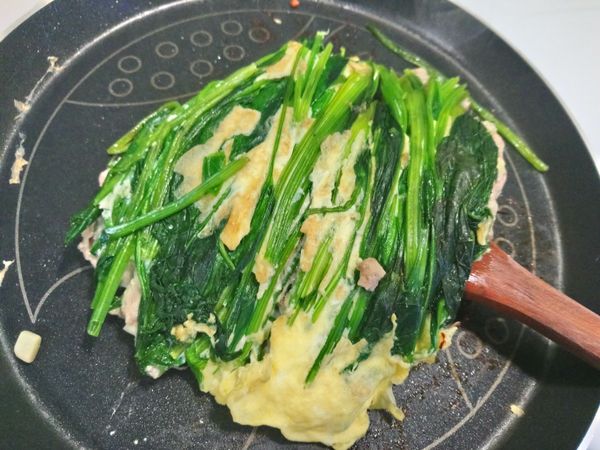 開鍋蓋再煎到肉餅的部分成金黃即可裝盤