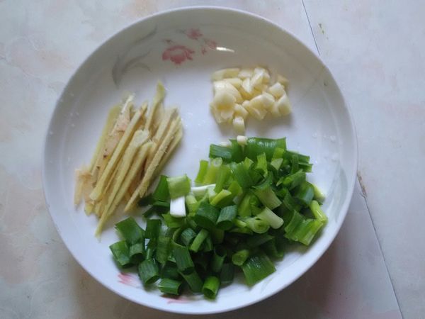 蔥末，薑絲，蒜末備好