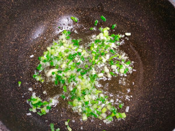 開小火，放入3匙香油，在放入蔥花、蒜泥