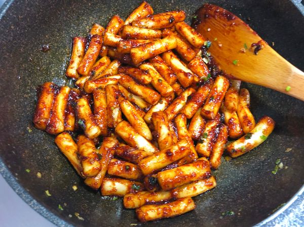 放入韓式辣醬、糖，拌均勻，在拌約1分鐘，完成。