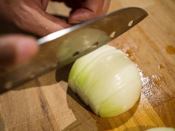 洋蔥逆紋切好後，放進保鮮盒中開500w微波加熱。