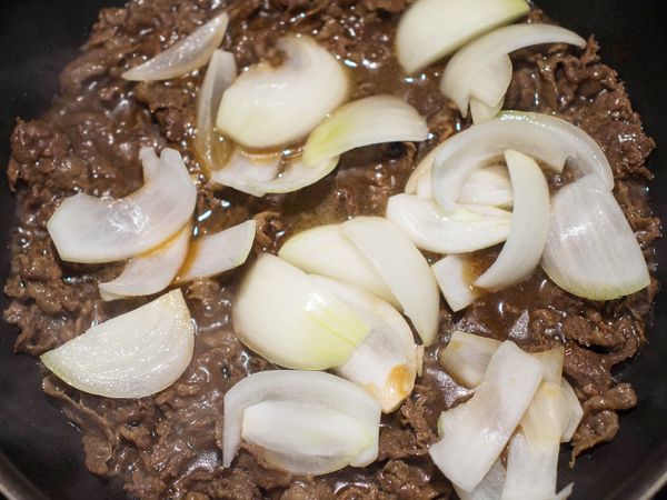 10分鐘後加入洋蔥並熄火。
蓋上鍋蓋放涼，放入冰箱冷藏一晚。
＊冷藏期間牛丼會更加入味，冰一晚最好吃喔！
要吃的時候只要從冰箱取出加熱，再放到熱熱的飯上，就是一碗完美的日式吉野家牛丼！