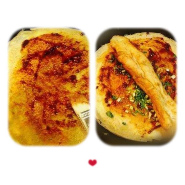 待鸡蛋稍定型后，把煎饼翻面，刷一层香辣酱，撒葱花和香菜，把油条卷起来即可；