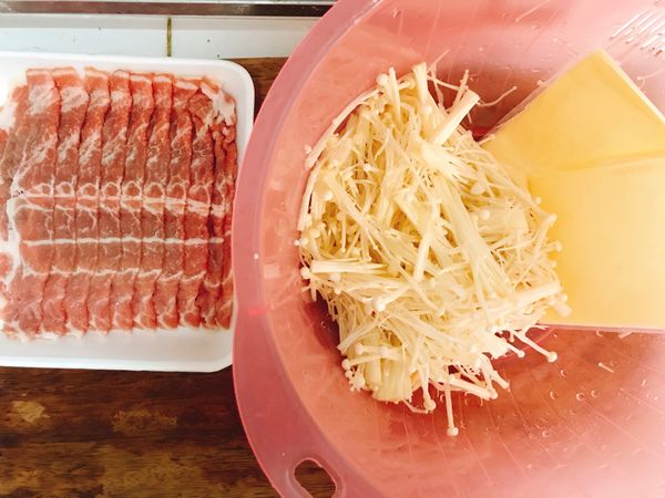 1. 金針菇洗淨後備著。