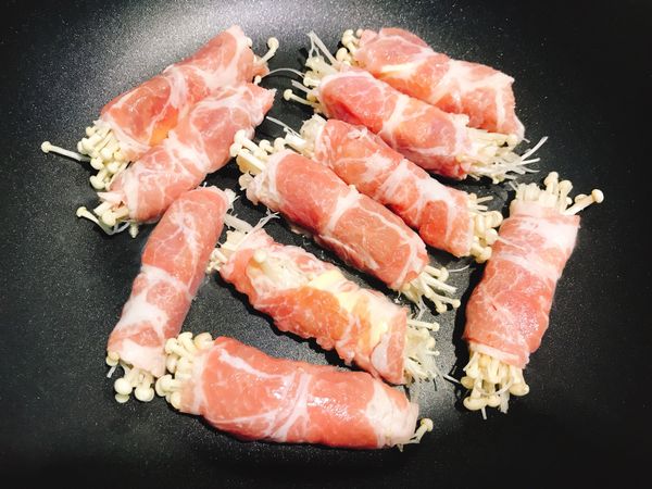 6. 準備一個鍋子倒入少許的油後，放入豬肉捲香煎。