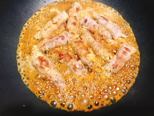 7. 香煎至豬肉片五分熟後，倒入醬汁。