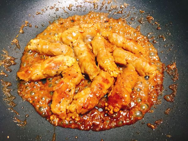 8. 醬汁呈現濃稠狀收汁，就完成囉。