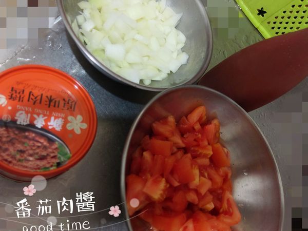 番茄、洋蔥切丁
培根切塊