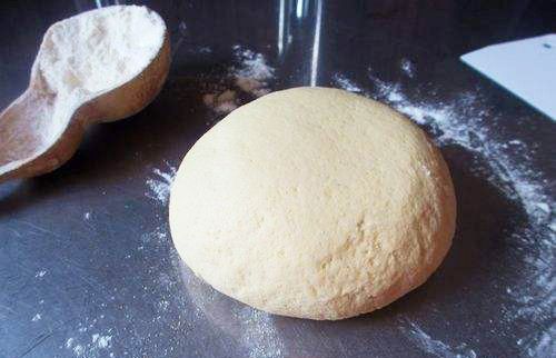 面团两面反复揉匀，揣至均匀，盖保鲜膜放1小时；