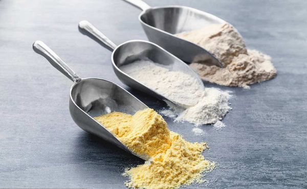 面粉中放入油条膨松剂、食用小苏打、少许盐、糖，加入温水，搅匀成面团；