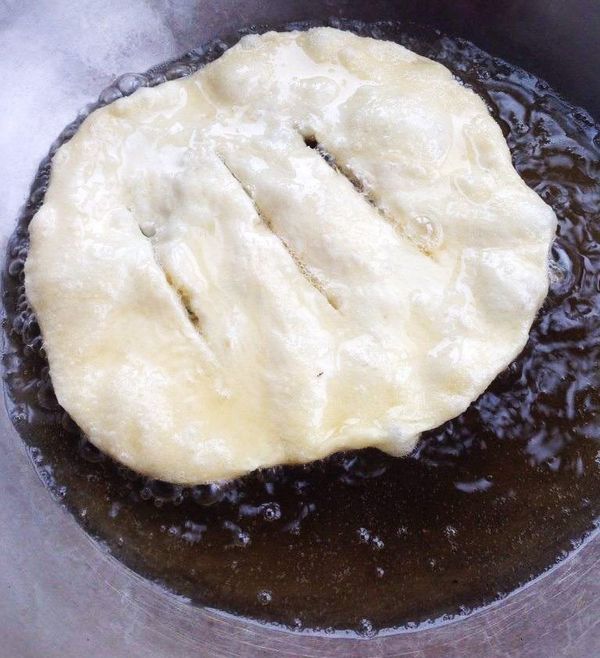 锅中放油，烧至油温升高，放入薄饼，两面翻转，炸至两面金黄即可；