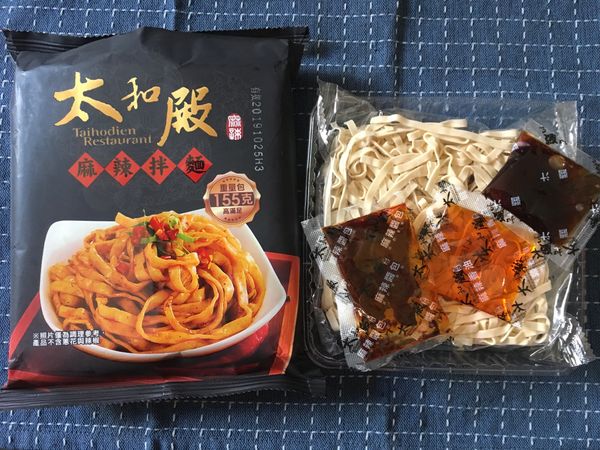 煮一鍋水，水滾後下麵及花椰菜再滾七八分鐘，先夾起花椰菜放置一旁，之後撈起麵條瀝乾。