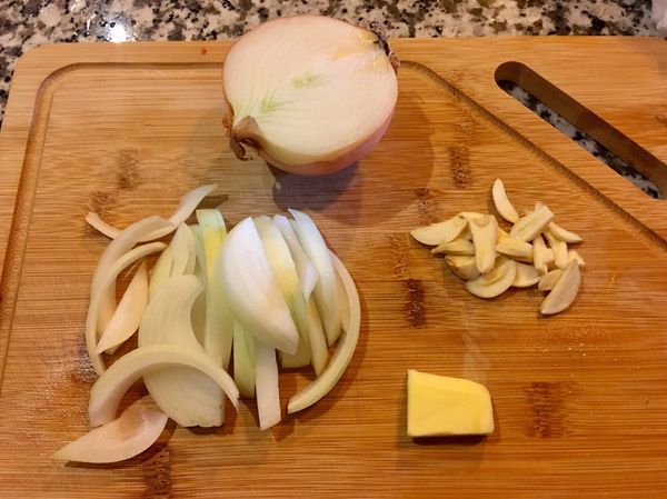 將洋蔥切絲，大蒜切成薄片，備用。