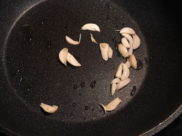 炸蒜片：
熱鍋後，轉小火加入少許油，平均放入蒜片，等待蒜片成金黃（微微的褐色）起鍋分開放在紙巾上備用。