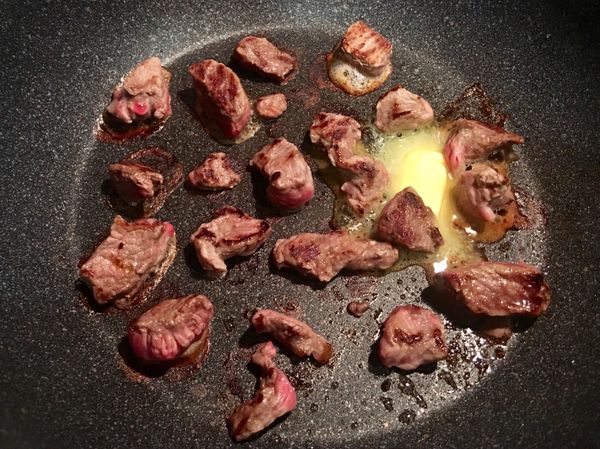 煎肉塊：
相同的鍋將牛肉平均放入，第一面煎約2-3分鐘後，加入奶油，再將其餘面翻轉煎至喜歡的熟度。
（依照個人喜好以及肉的厚度時間有所不同）