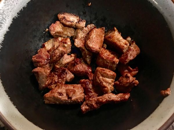 肉塊起鍋，盡量不要堆疊，讓肉塊靜置使其溫度繼續均衡。