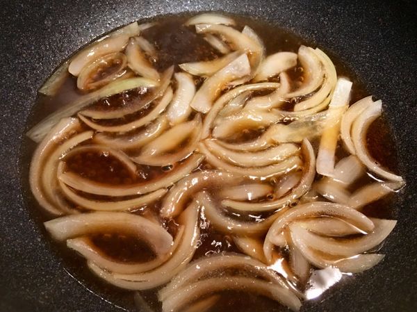 醬汁：
把醬汁（高湯、醬油、味霖）倒入平底鍋內，放入蔥白與洋蔥，小火煮至洋蔥軟。