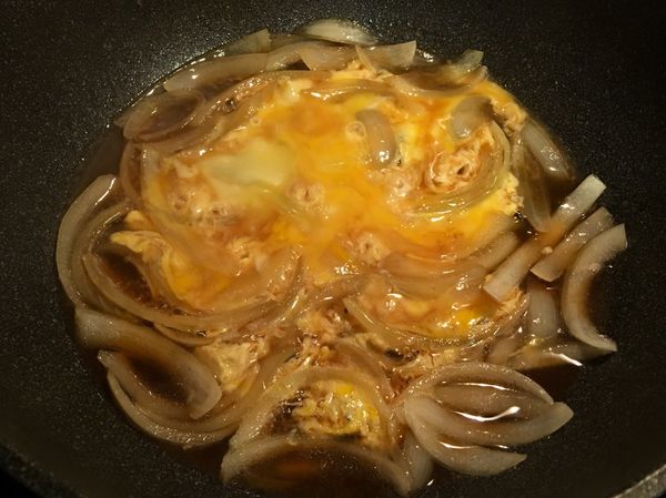 在鍋中先倒入一半的蛋汁，稍微熟後再加入剩下蛋汁。

蛋汁煮到喜歡的熟度以後關火，將成品小心的滑入已準備好的白飯碗內。