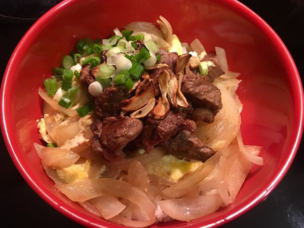 完成：
小心把醬汁鋪在白飯上，再放入骰子牛肉塊，上方灑上蒜片，可以再加入一些青蔥增添風味。