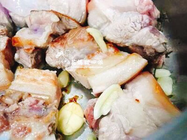 熱鍋轉小火將五花肉塊放入煸出油脂後放入蒜末炒到5分熟食