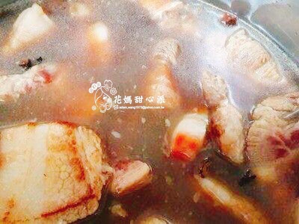 倒入約2碗的醬油嗆鍋,在倒入適量的水蓋過肉及其他調味料,水滾後~轉小火悶煮約20分,熄火蓋住鍋蓋悶30分後再轉文火煮20分悶30分