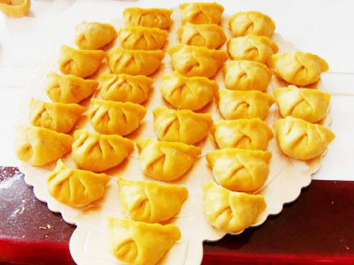 面团切成小剂子，擀成饺子皮，将馅料包住，包成饺子；