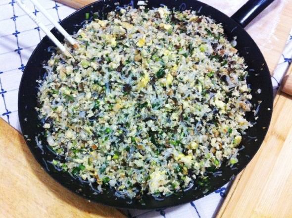 白菜、木耳、鸡蛋、虾皮、葱花放入盆中，加入盐、味精、香油，调成馅；