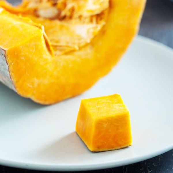 南瓜去皮，洗净，切成片，上锅蒸软；