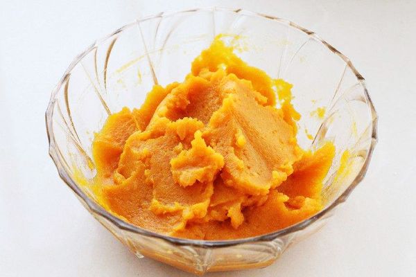 蒸好的南瓜碾成南瓜泥；