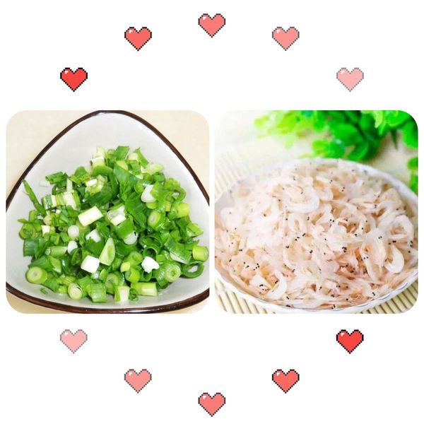 锅中放入少许油，放入虾皮和葱花，爆香备用；