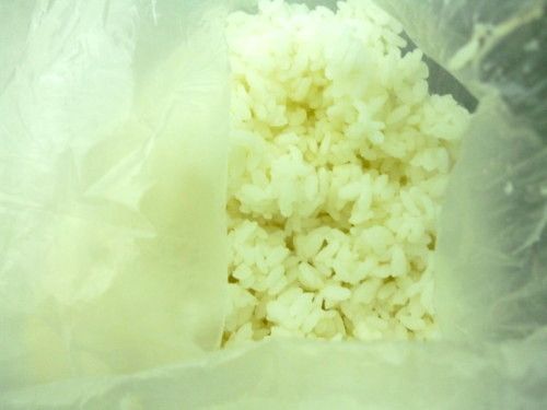 隔夜飯放入塑膠袋中,用手輕壓至鬆散