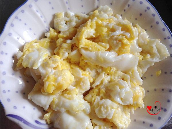 將蛋打散,放入油鍋中用筷子邊炒邊攪拌,凝固後取出