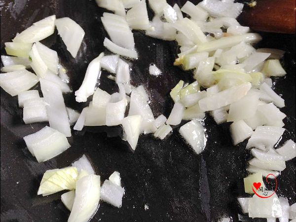 少許油爆香洋蔥