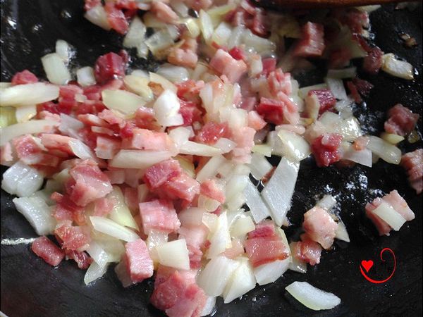 爆香洋蔥放入火腿