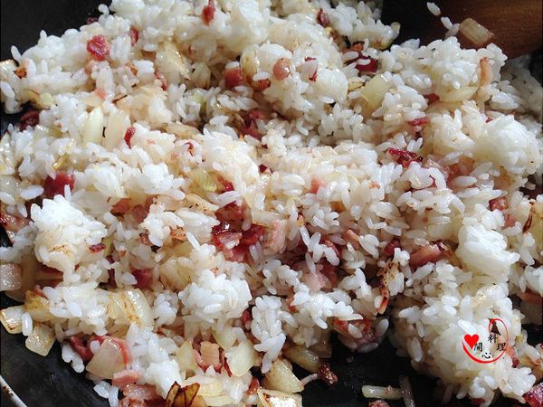 倒入壓散的白飯[調味]最後加入炒好的雞蛋